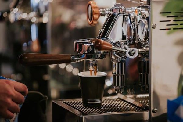 Comment Choisir la Meilleure Machine à Café en Location pour Votre Entreprise